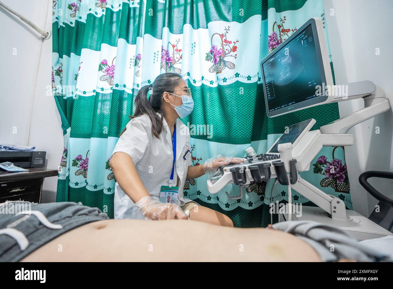 BIJIE, CINA - 17 LUGLIO 2024 - Un medico utilizza uno strumento per curare un paziente presso il secondo People's Hospital della contea di Jinsha a Bijie, Southwest chi Foto Stock