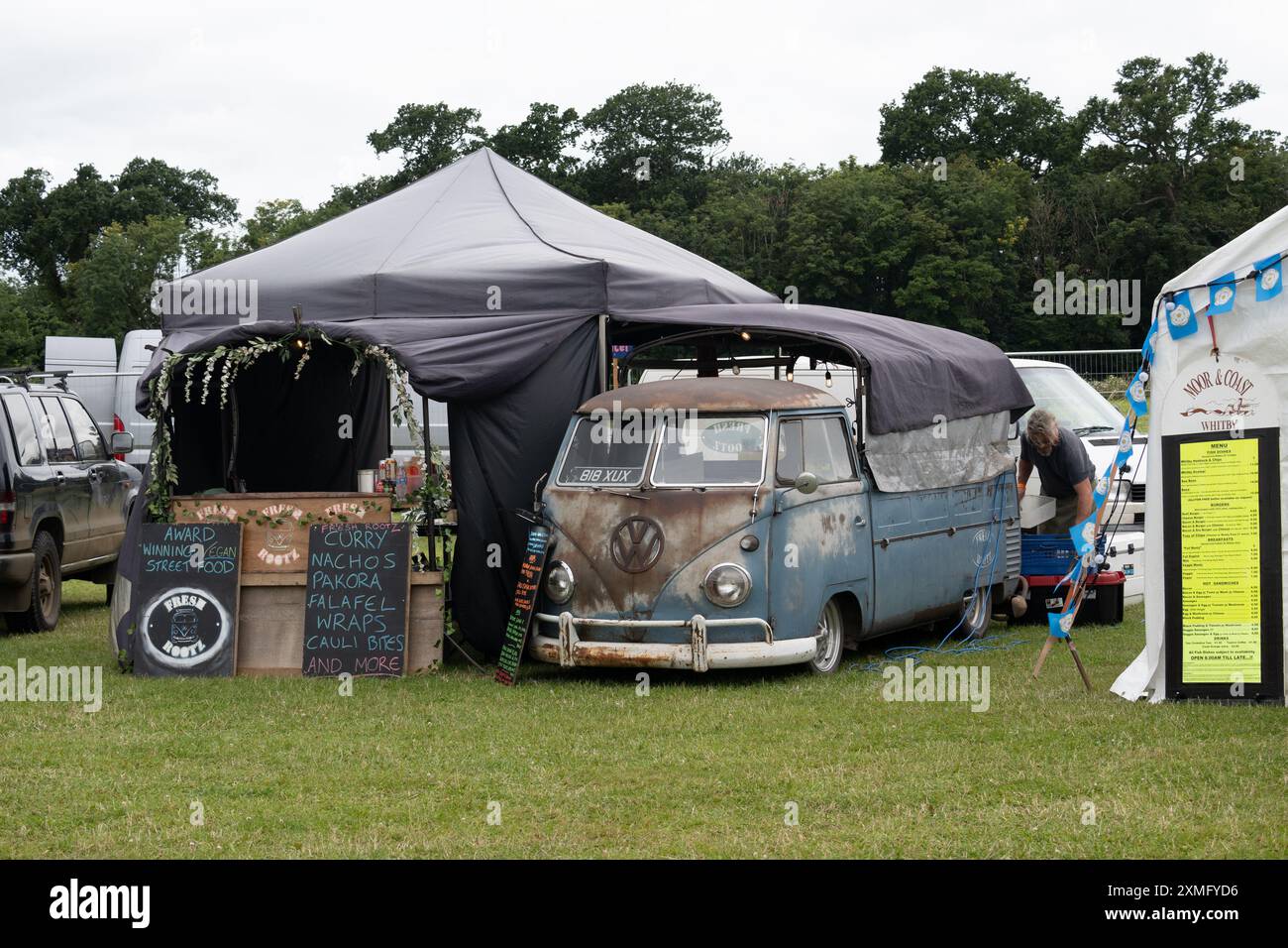 VW campervan Cafe, sede del Warwick Folk Festival, Warwickshire, Regno Unito Foto Stock