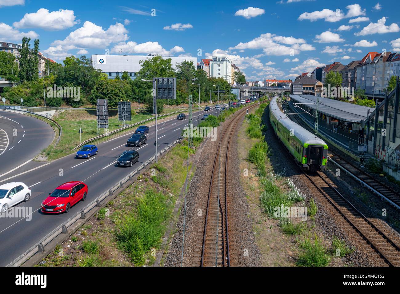 Autobahn, Stadtautobahn A100, S Bahnhof Witzleben, Flixtrain, Berlino, Deutschland mcpins *** Autobahn, autostrada cittadina A100, stazione S Witzleben, Flixtra Foto Stock