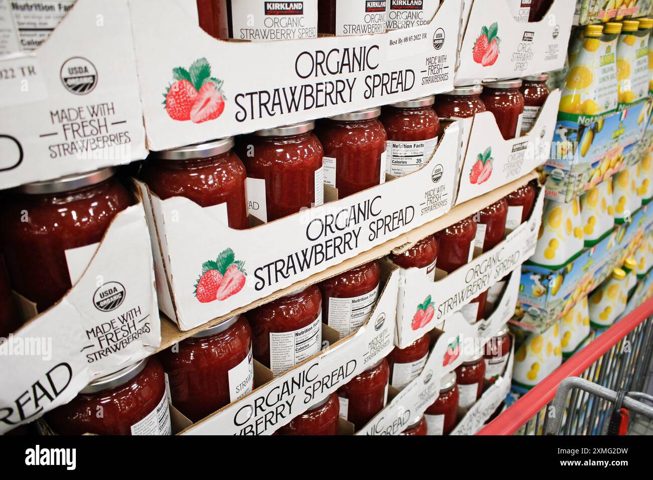 Los Angeles, California, Stati Uniti - 04-06-2021: Una vista di diversi vasi di Kirkland Signature biologiche fragole spalmabili, al Costco. Foto Stock
