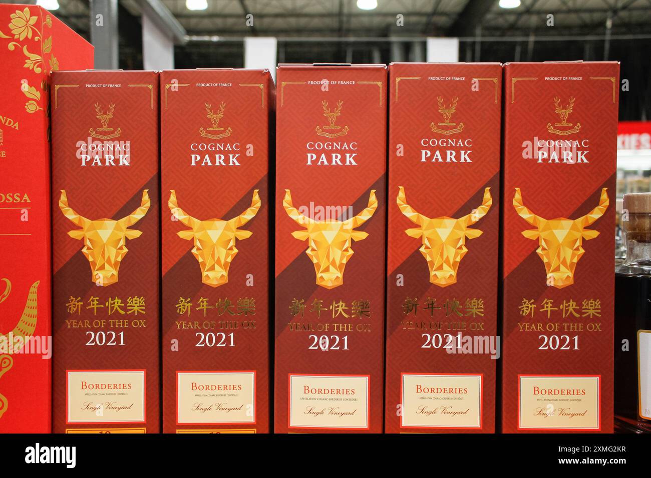 Los Angeles, California, Stati Uniti - 04-06-2021: Una vista di diverse scatole di bottiglie di Cognac Park 2021 cognac, in mostra in un negozio di alimentari locale. Foto Stock