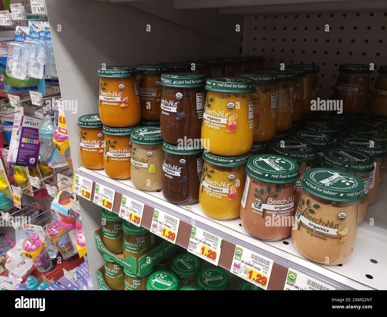 Los Angeles, California, Stati Uniti - 04-26-2021: Una vista di diversi pacchetti di alimenti per bambini Beech-Nut, in mostra in un negozio di alimentari locale. Foto Stock