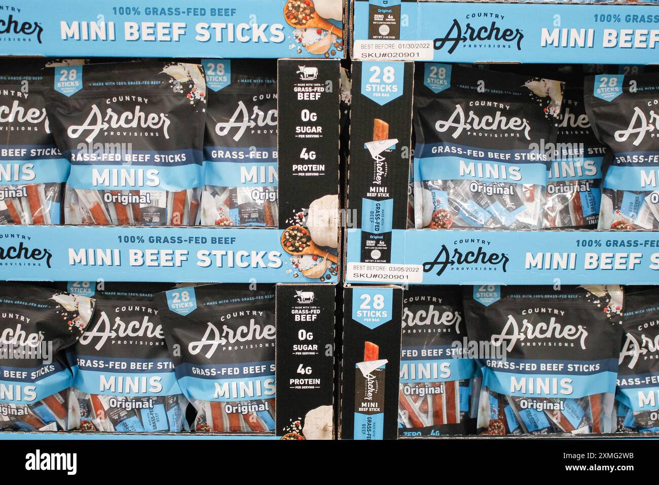 Los Angeles, California, Stati Uniti - 04-26-2021: Una vista di diversi pacchetti di provviste Country Archer bastoncini di manzo nutriti con erba minis, presso il negozio. Foto Stock