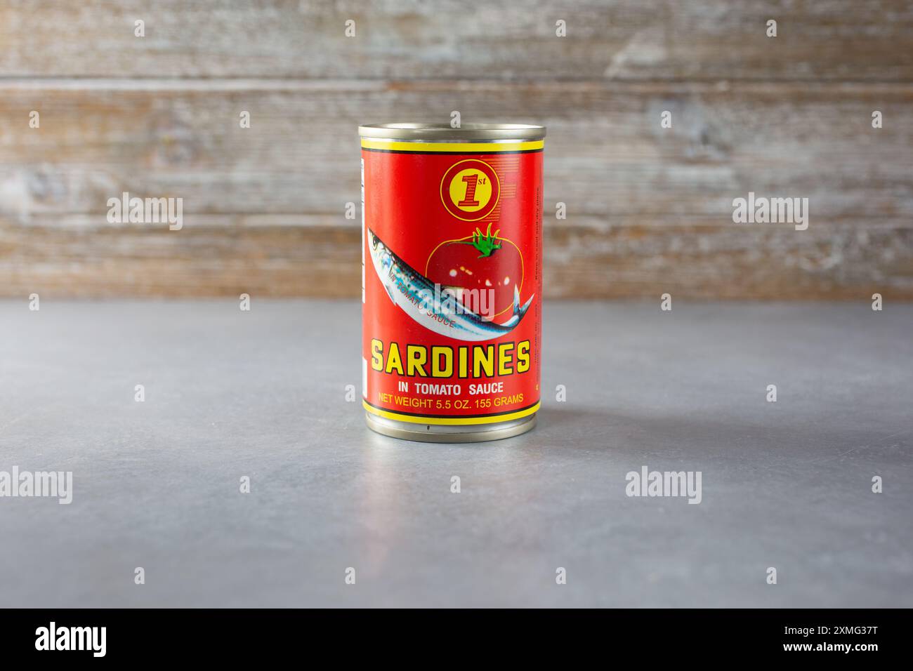 Los Angeles, California, Stati Uniti - 04-26-2021: Una vista di una lattina di sardine in salsa di pomodoro. Foto Stock