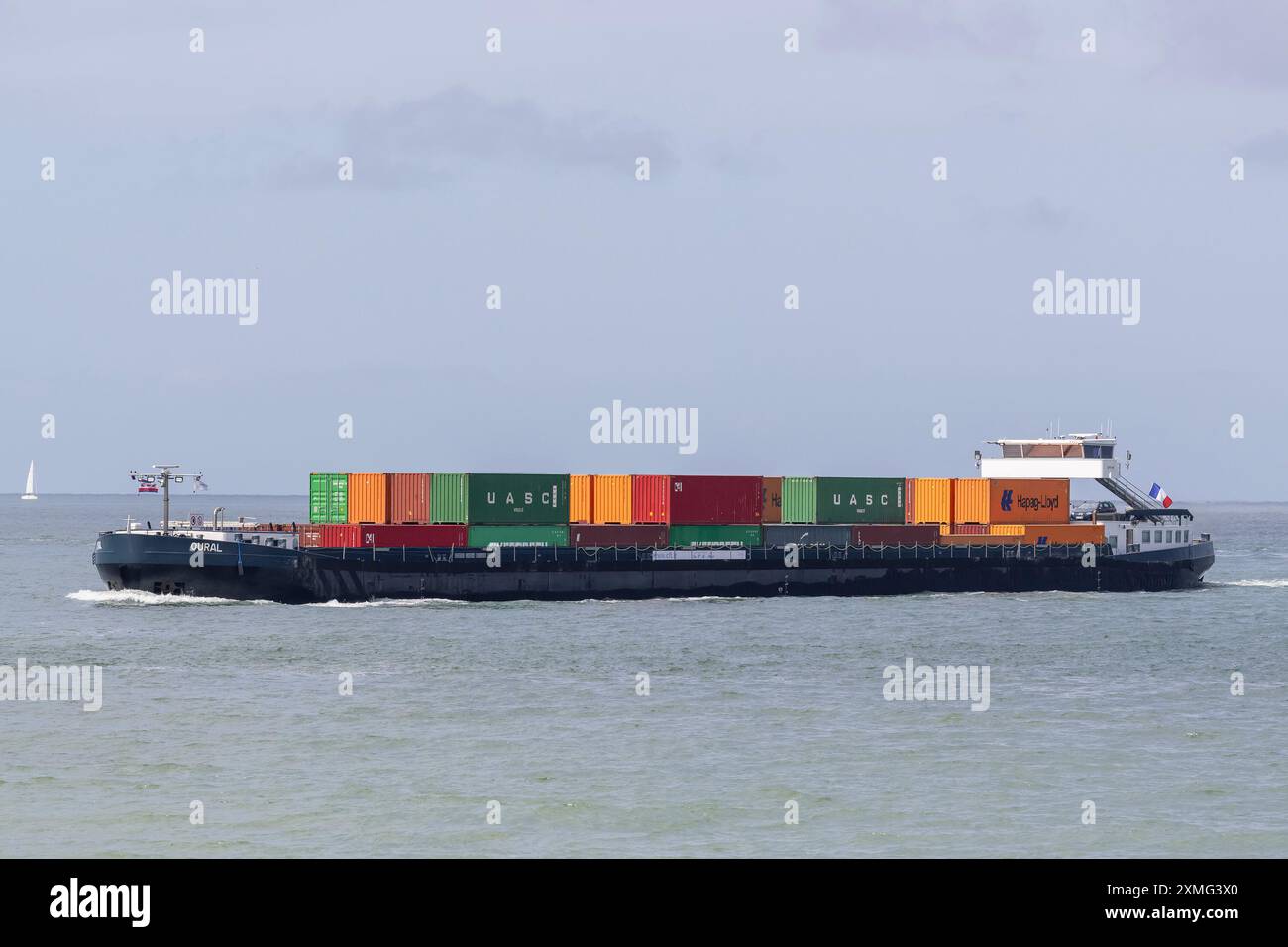 Le Havre, Francia - Vista sulla nave container interna OURAL in arrivo al porto di le Havre. Foto Stock