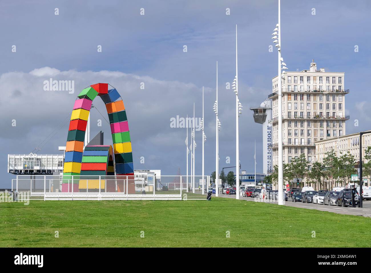 Le Havre - Southampton Quay con i suoi ampi prati e archi di colorati container ed edifici costruiti in cemento da Auguste Perret. Foto Stock