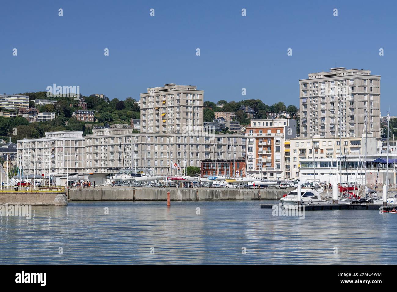 Le Havre, Francia - edifici di porte Océane costruiti in cemento armato da Auguste Perret dopo la seconda guerra mondiale nel 1956 visti dal porto turistico. Foto Stock
