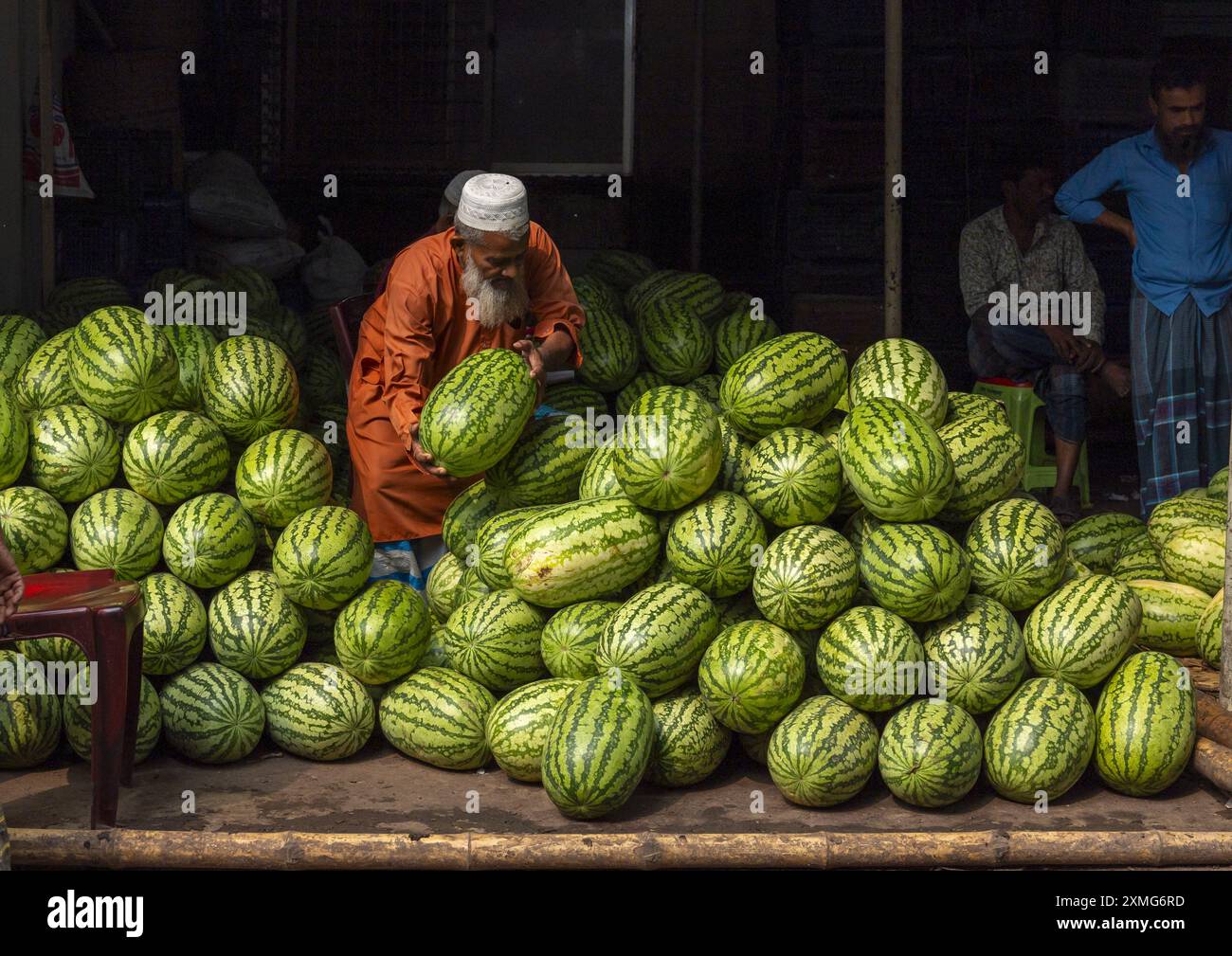 Uomo del Bangladesh che vende angurie al mercato di Kawran Bazar, Divisione di Dacca, Dacca, Bangladesh Foto Stock