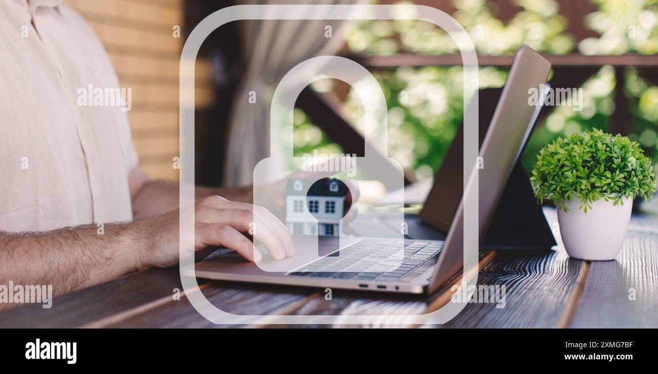 L'uomo d'affari utilizza un laptop con tecnologia di sicurezza informatica per proteggere i dati personali. Concetti di sicurezza informatica e privacy Foto Stock