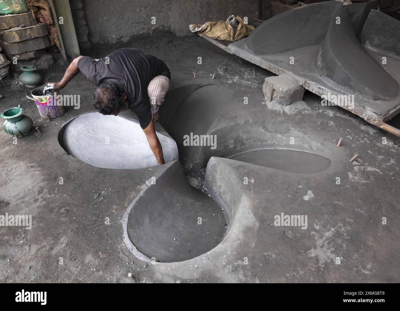 Lavoratore del cantiere che costruisce uno stampo per un'elica, Divisione di Dhaka, Keraniganj, Bangladesh Foto Stock