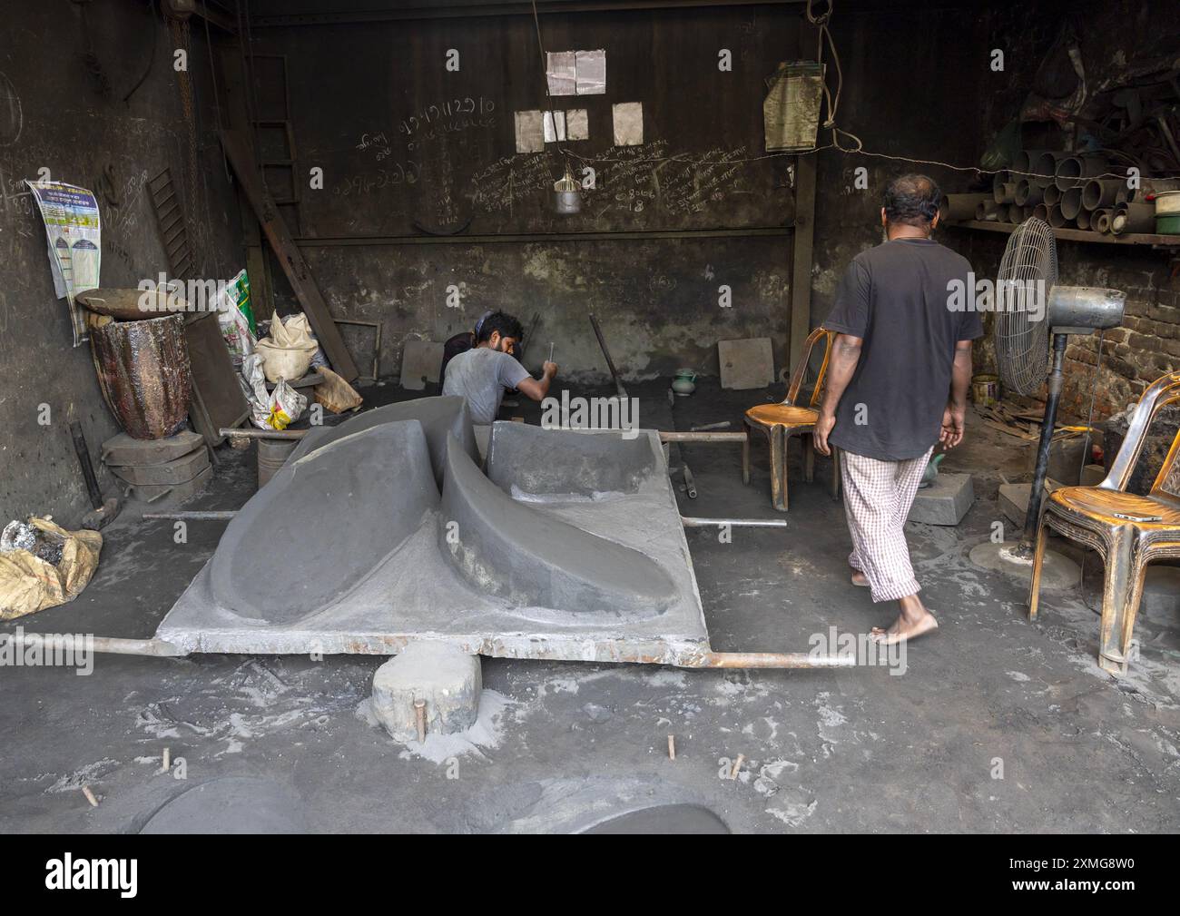 Lavoratori del cantiere che realizzano uno stampo per un'elica, Divisione di Dhaka, Keraniganj, Bangladesh Foto Stock