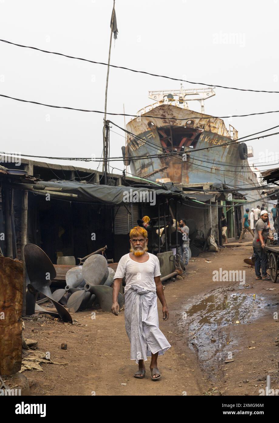 Lavoratore del Bangladesh presso il cantiere navale di Dacca, Divisione di Dacca, Keraniganj, Bangladesh Foto Stock