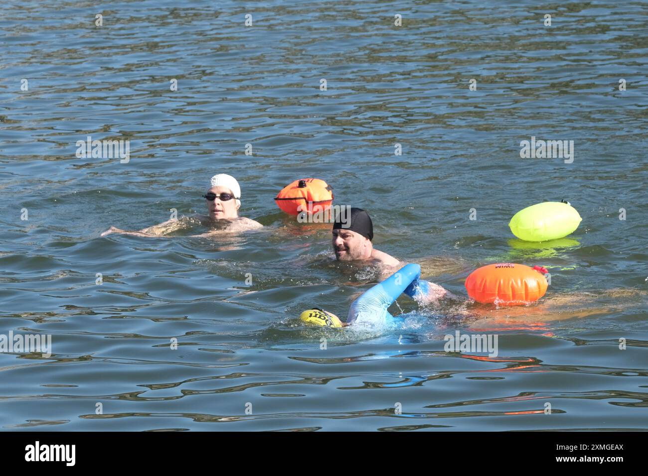 Bristol, Regno Unito. 28 luglio 2024. Giornata di sole per una nuotata nel porto di Bristol, le sessioni di nuoto sono ripartite per l'estate. Con un piccolo supplemento che copre il costo di un bagnino, i nuotatori selvatici possono raggiungere le acque dello storico porto di Bristol. Crediti: JMF News/Alamy Live News Foto Stock