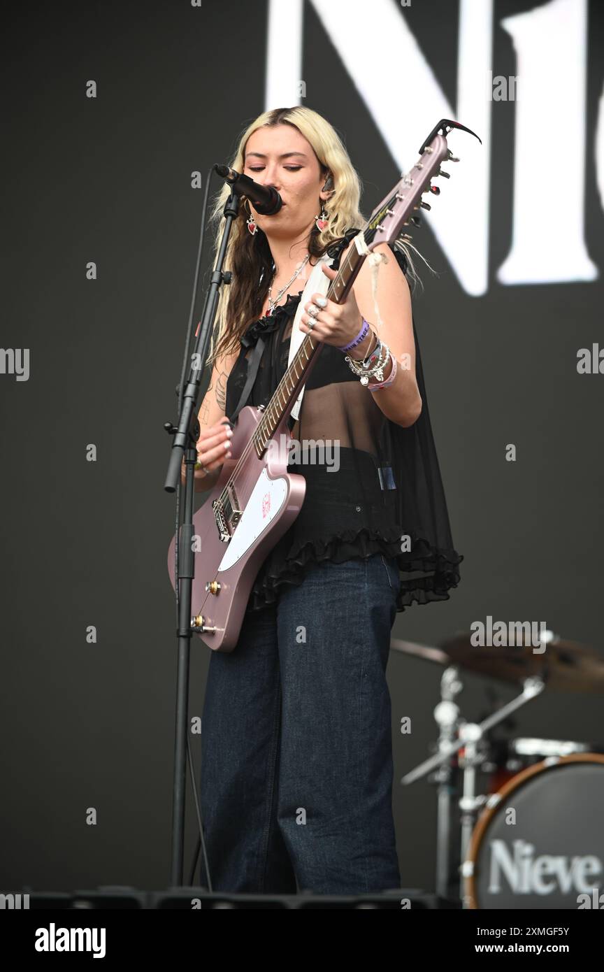 27 luglio 2024, Sheffield, South Yorkshire, U. K: Nieve Ella Performing al Tramlines Festival 2024 , Sheffield, Regno Unito (Credit Image: © Robin Burns/ZUMA Press Wire) SOLO USO EDITORIALE! Non per USO commerciale! Foto Stock