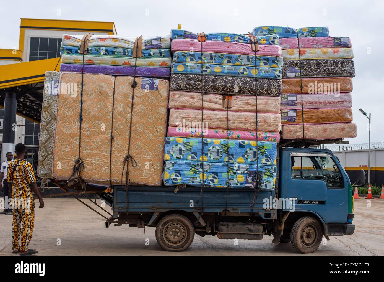 Un camion è carico di letti guida in una stazione di servizio lungo l'autostrada Lagos Ibadan, Nigeria, luglio 27 2024. La benzina viene venduta a 850 naira al litro. Endbadg Foto Stock