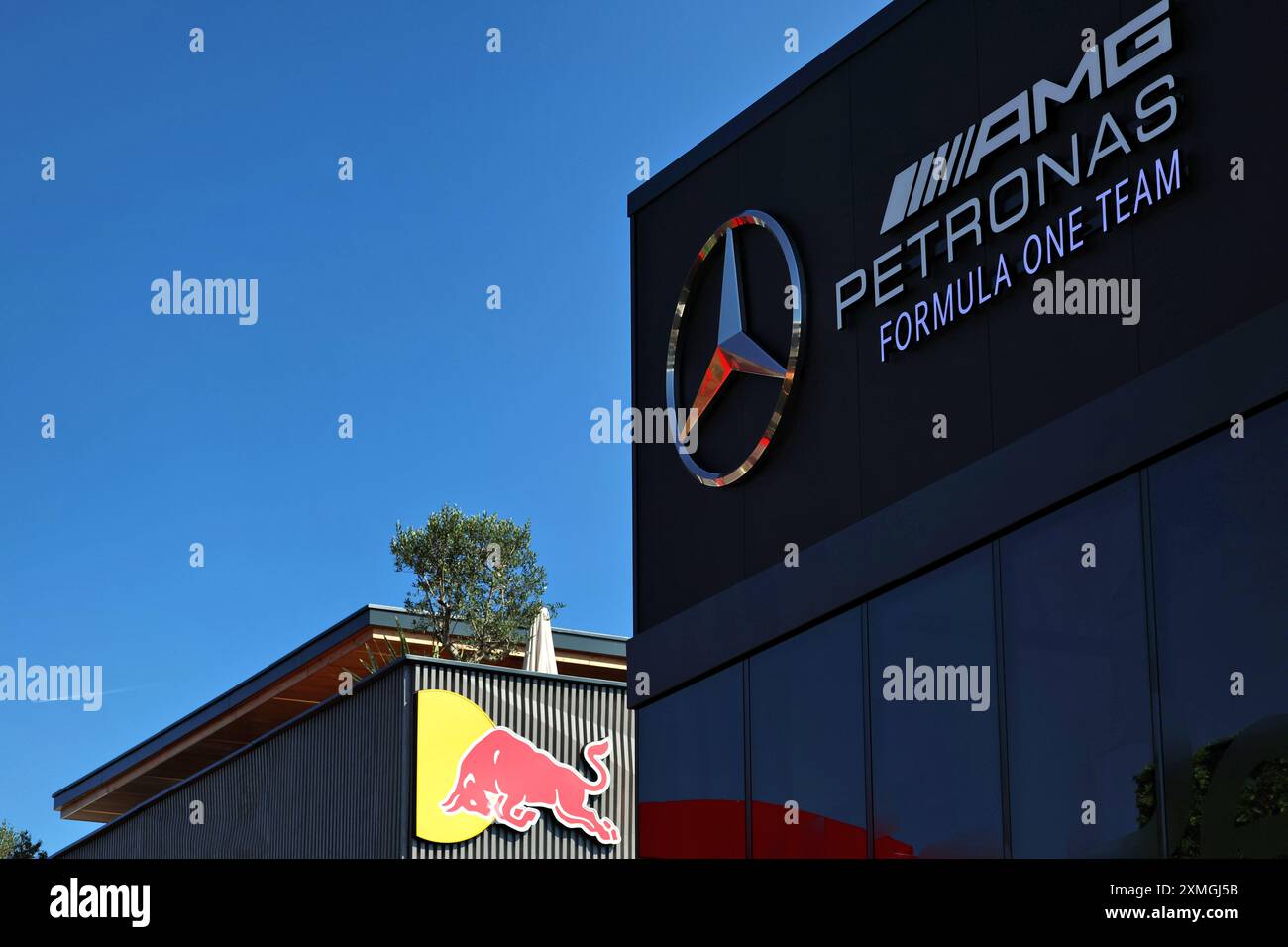 Spa Francorchamps, Belgio. 28 luglio 2024. Mercedes AMG F1 Motorhome e Red Bull Energy Station. 28.07.2024. Campionato del mondo di formula 1, Rd 14, Gran Premio del Belgio, Spa Francorchamps, Belgio, giorno della gara. Il credito fotografico dovrebbe essere: XPB/Alamy Live News. Foto Stock