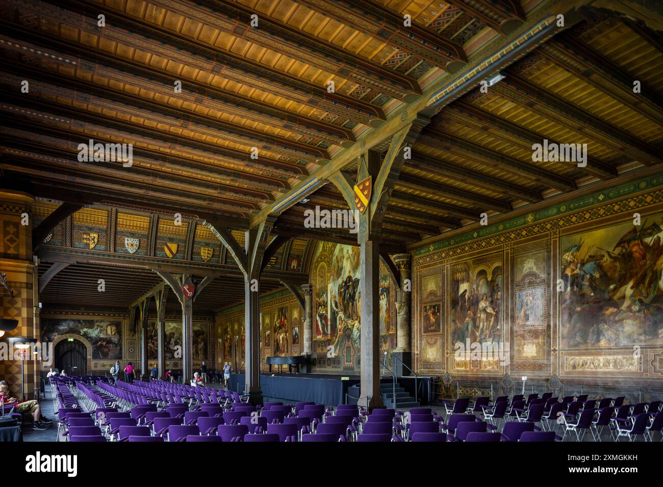 Kaiserpfalz Goslar die Kaiserpfalz Goslar umfasst ein Areal von etwa 340 mal 180 Metern, gelegen am Fuß des Rammelsbergs im Süden der Stadt Goslar, auf dem sich im Wesentlichen das Kaiserhaus, das ehemalige Kollegiatstift St. Simon und Judas, Die Pfalzkapelle St. Ulrich und die Lifinbenkirche Libubenkirche. befanden. Die zwischen 1040 und 1050 unter Heinrich III. Errichtete Kaiserpfalz ist ein einzigartiges Denkmal weltlicher Baukunst. über 200 Jahre wurde hier auf zahlreichen Reichs-und Hoftagen deutsche und Europäische Geschichte geschrieben. Der Kaisersaal mit den Wandbildern von Hermann W. Foto Stock