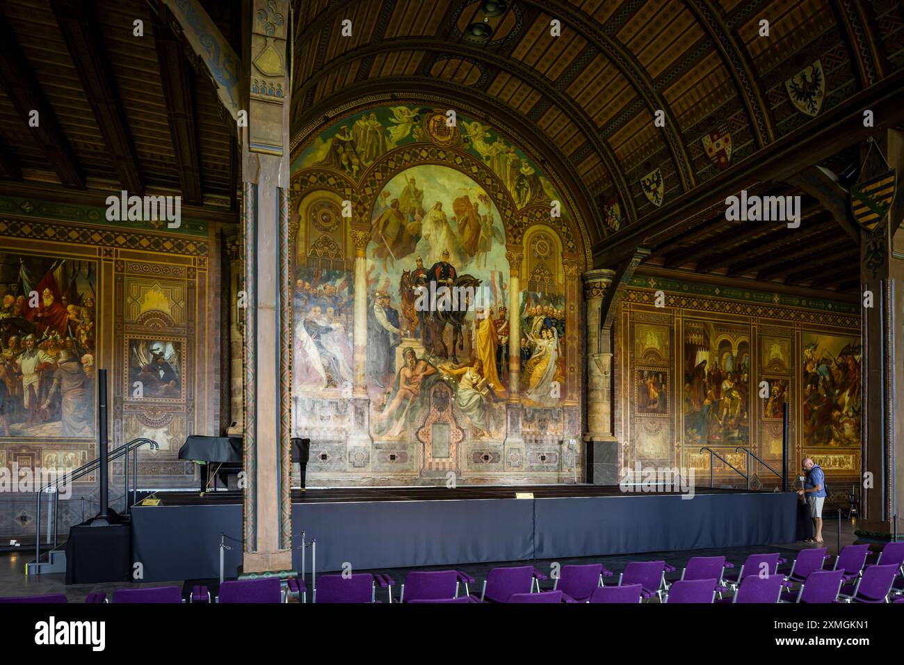 Kaiserpfalz Goslar die Kaiserpfalz Goslar umfasst ein Areal von etwa 340 mal 180 Metern, gelegen am Fuß des Rammelsbergs im Süden der Stadt Goslar, auf dem sich im Wesentlichen das Kaiserhaus, das ehemalige Kollegiatstift St. Simon und Judas, Die Pfalzkapelle St. Ulrich und die Lifinbenkirche Libubenkirche. befanden. Die zwischen 1040 und 1050 unter Heinrich III. Errichtete Kaiserpfalz ist ein einzigartiges Denkmal weltlicher Baukunst. über 200 Jahre wurde hier auf zahlreichen Reichs-und Hoftagen deutsche und Europäische Geschichte geschrieben. Der Kaisersaal mit den Wandbildern von Hermann W. Foto Stock