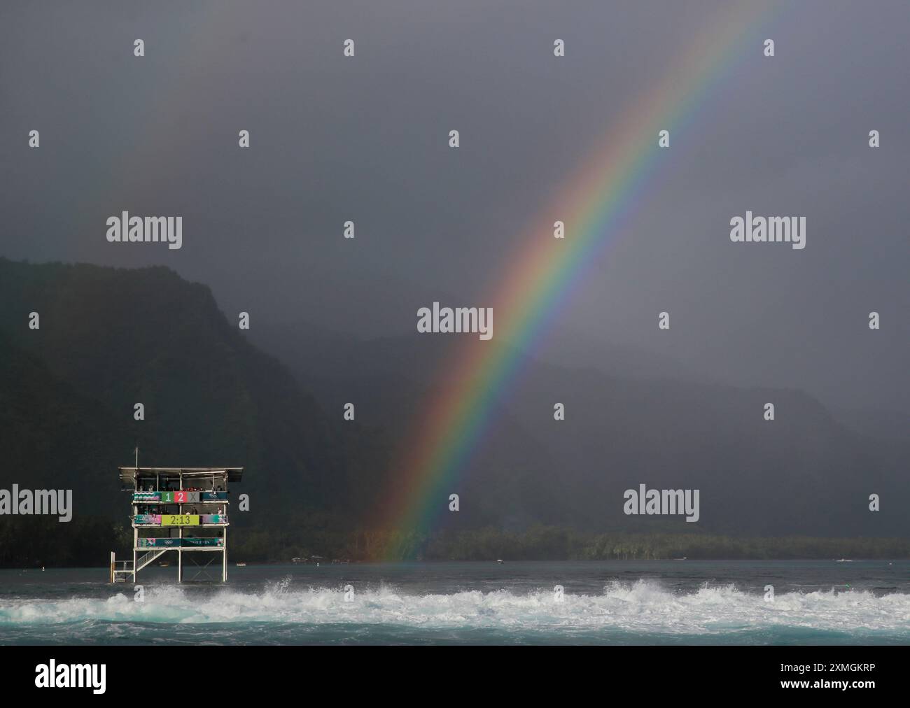 Tahiti. 27 luglio 2024. Questa foto scattata il 27 luglio 2024 mostra una vista della torre dei giudici e degli arcobaleni durante il primo round di surf femminile dei Giochi Olimpici di Parigi 2024 a Teahupo'o, Tahiti, Polinesia francese. Credito: Ma Ping/Xinhua/Alamy Live News Foto Stock