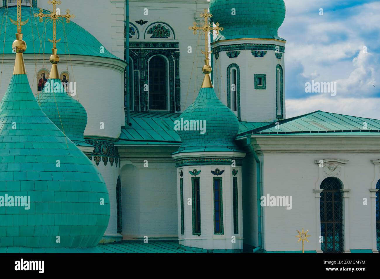 Primo piano di un edificio storico che mostra dettagli architettonici intricati e decorazioni ornamentali. La struttura presenta finestre dettagliate, a cupola Foto Stock
