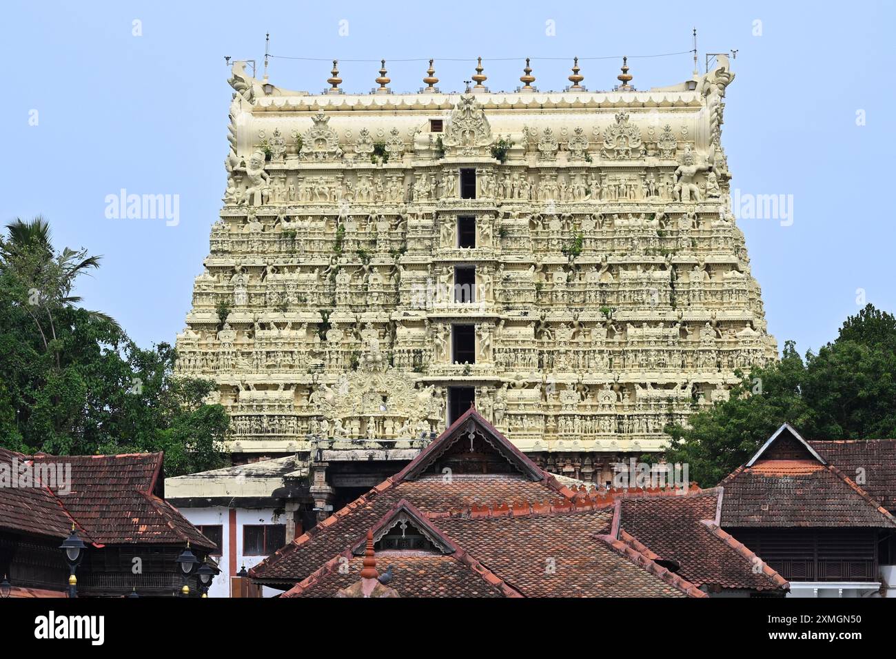 Sree Padmanabhaswamy Temple gopuram, East Fort , Thiruvananthapuram, Kerala, signore indiano vishnu in forma 'Anantashayana' , situato nel cuore della città Foto Stock