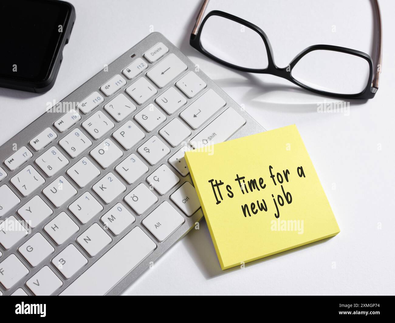 Cambiamento di carriera, nuovi obiettivi di carriera e la decisione di cercare un nuovo lavoro. Il messaggio è il momento per un nuovo lavoro scritto su un foglio adesivo. Foto Stock