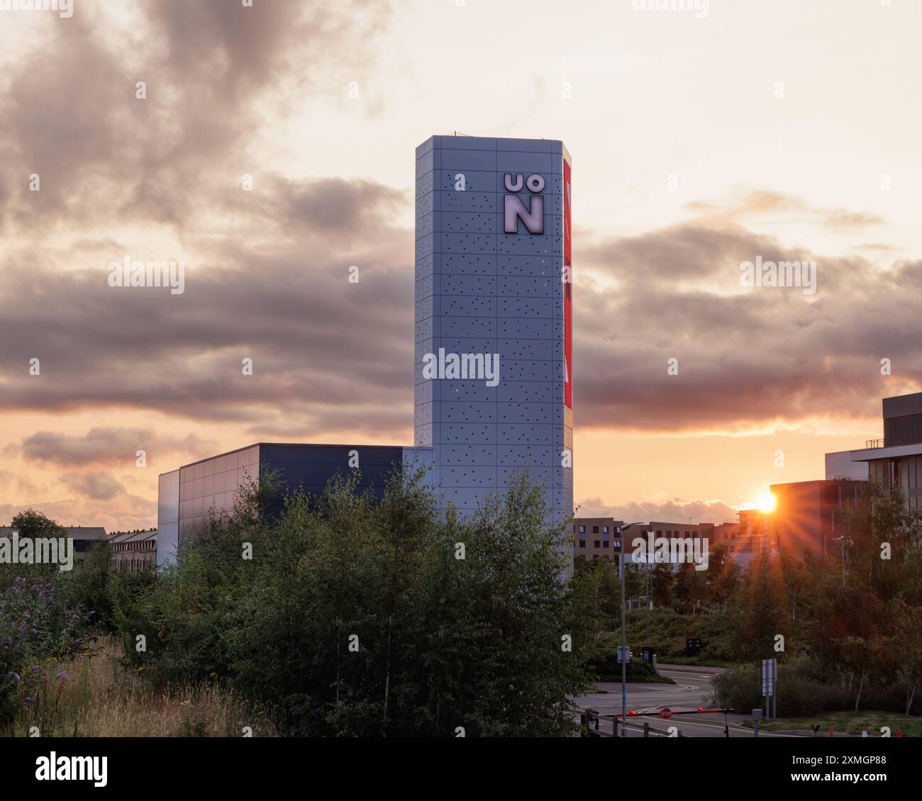 Northamptonshire, Regno Unito - luglio 2024: L'impressionante architettura moderna dell'Energy Centre dell'Università di Northampton è catturata dal sole che tramonta. Foto Stock