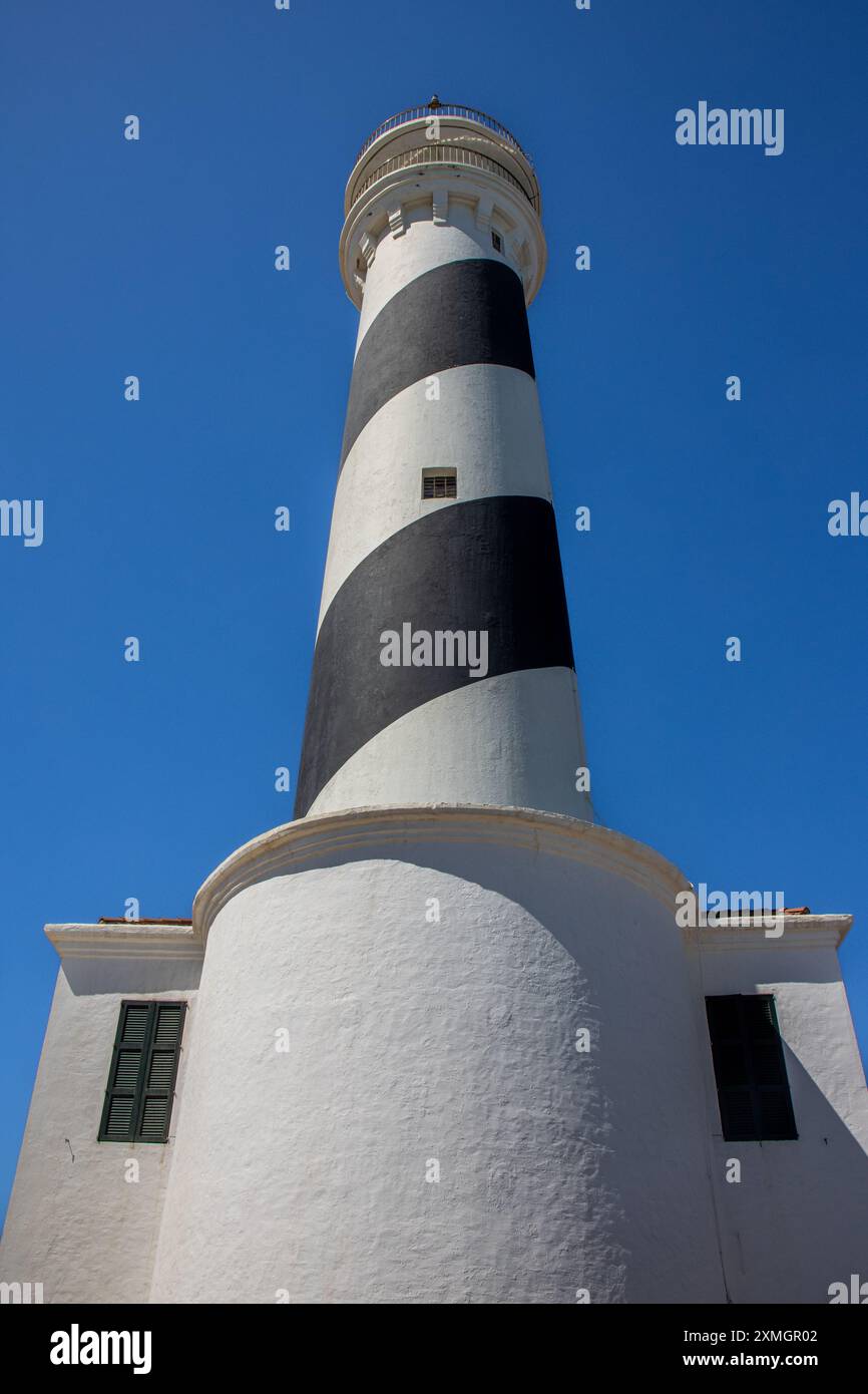 Plano contrapicado del faro de Favaritx, situado en un acantilado rocoso junto al mar Mediterráneo. Minorca, España Foto Stock
