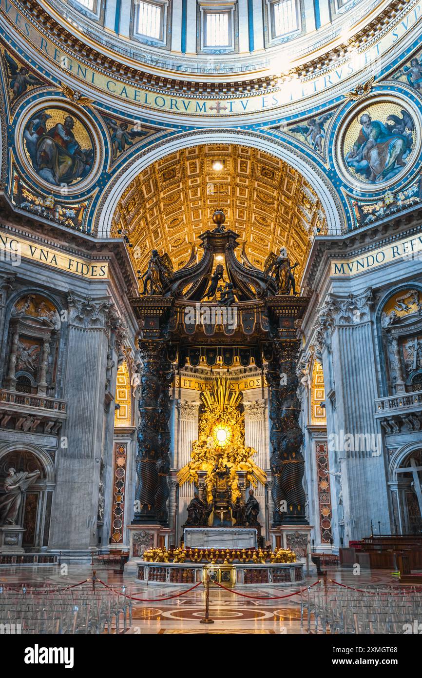 Città del Vaticano, Roma, 25 novembre 2023: Dettagli architettonici della Cupola e del baldacchino del Bernini in San Di Peter Foto Stock
