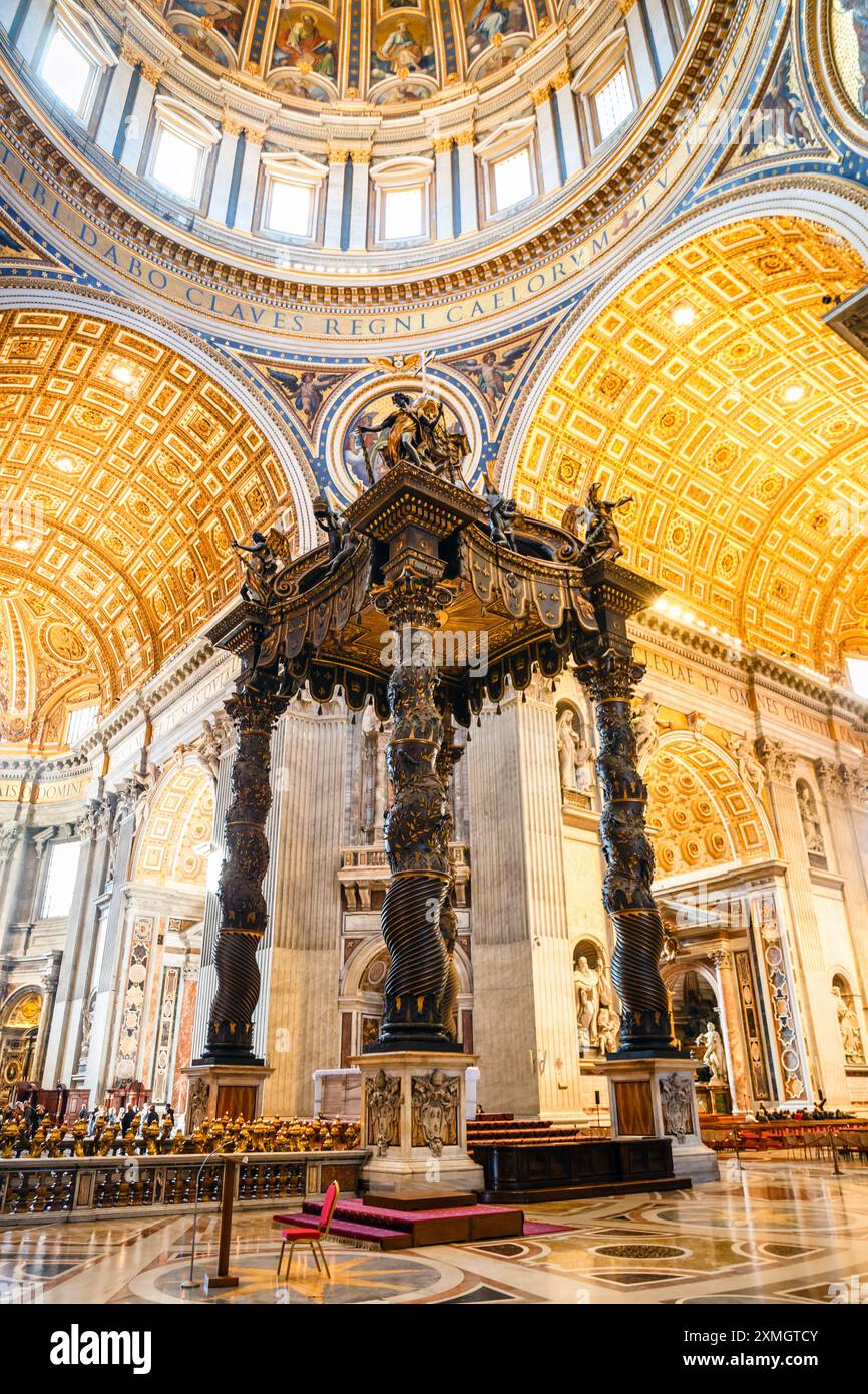 Città del Vaticano, Roma, 25 novembre 2023: Dettagli architettonici della Cupola e del baldacchino del Bernini in San Di Peter Foto Stock