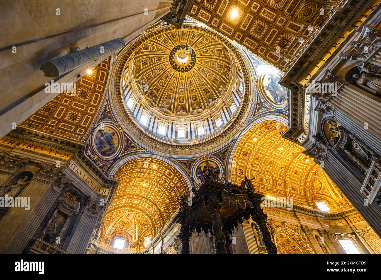 Città del Vaticano, Roma, 25 novembre 2023: Dettagli architettonici della Cupola e del baldacchino del Bernini in San Di Peter Foto Stock
