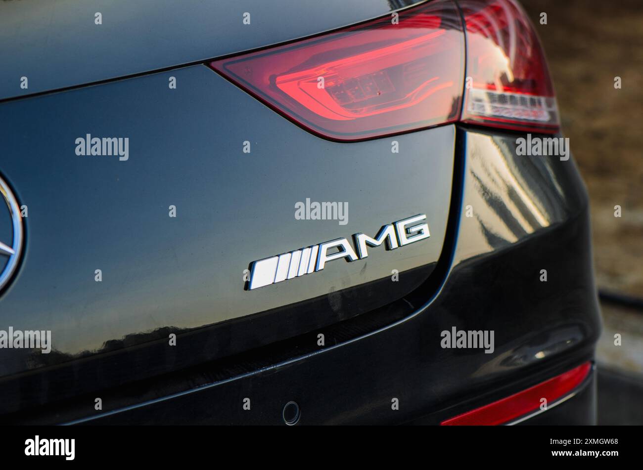 Gaziveren, Cipro -07.23.2024 Mercedes-Benz AMG argento SLS cromo emblema logo AMG primo piano selettivo. Foto Stock