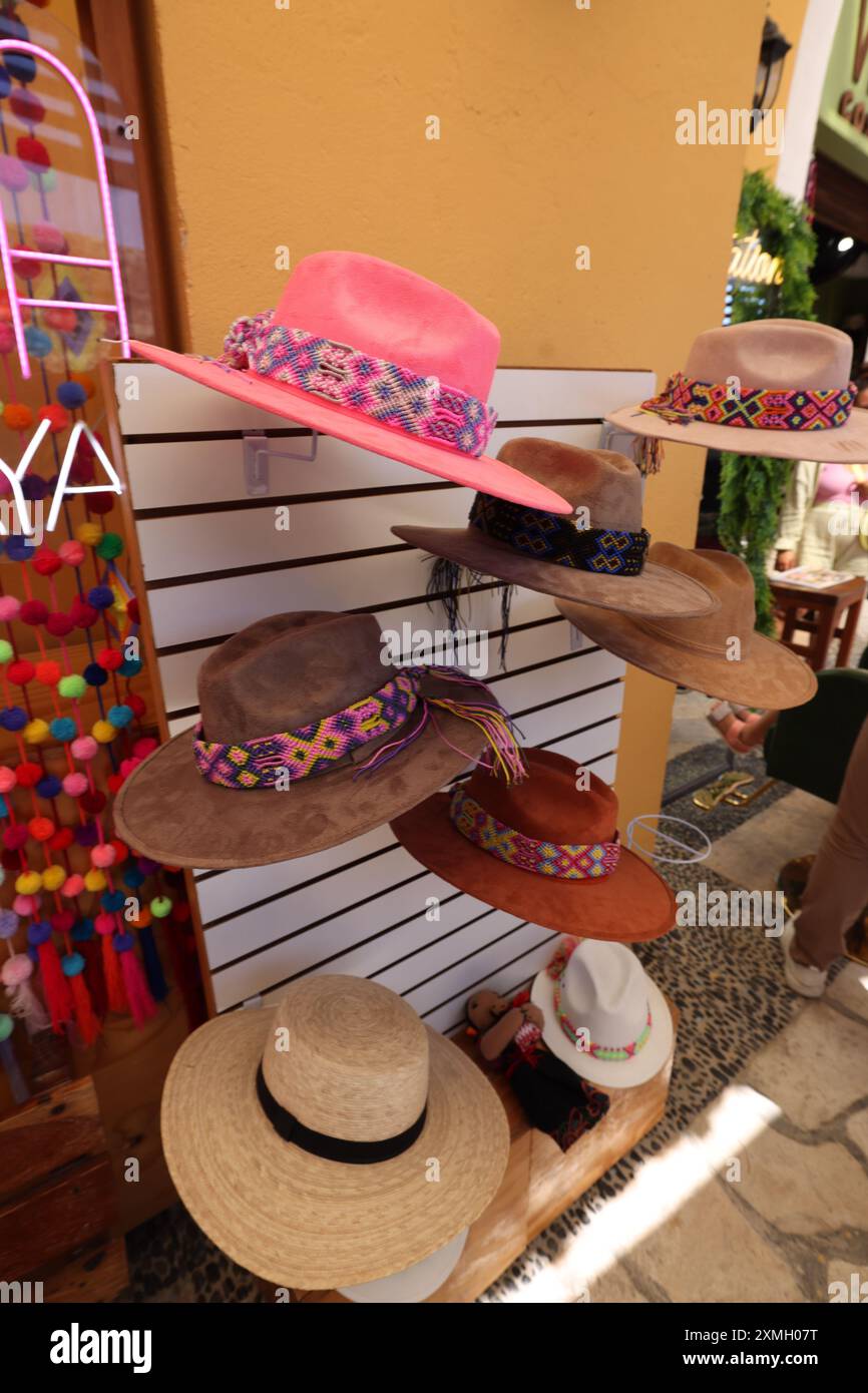 Una pila di sombreri in un mercato in Messico. Cappelli messicani in vendita Foto Stock