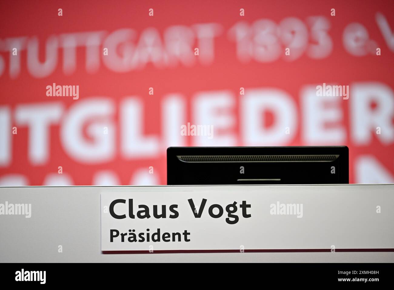 Leerer Platz von Praesident Claus Vogt VfB Stuttgart nach dessen Abwahl VfB Stuttgart Mitgliederversammlung 2024 28.07.2024 LE NORMATIVE DFL VIETANO QUALSIASI USO DI FOTOGRAFIE COME SEQUENZE DI IMMAGINI E/O QUASI-VIDEO Foto Stock