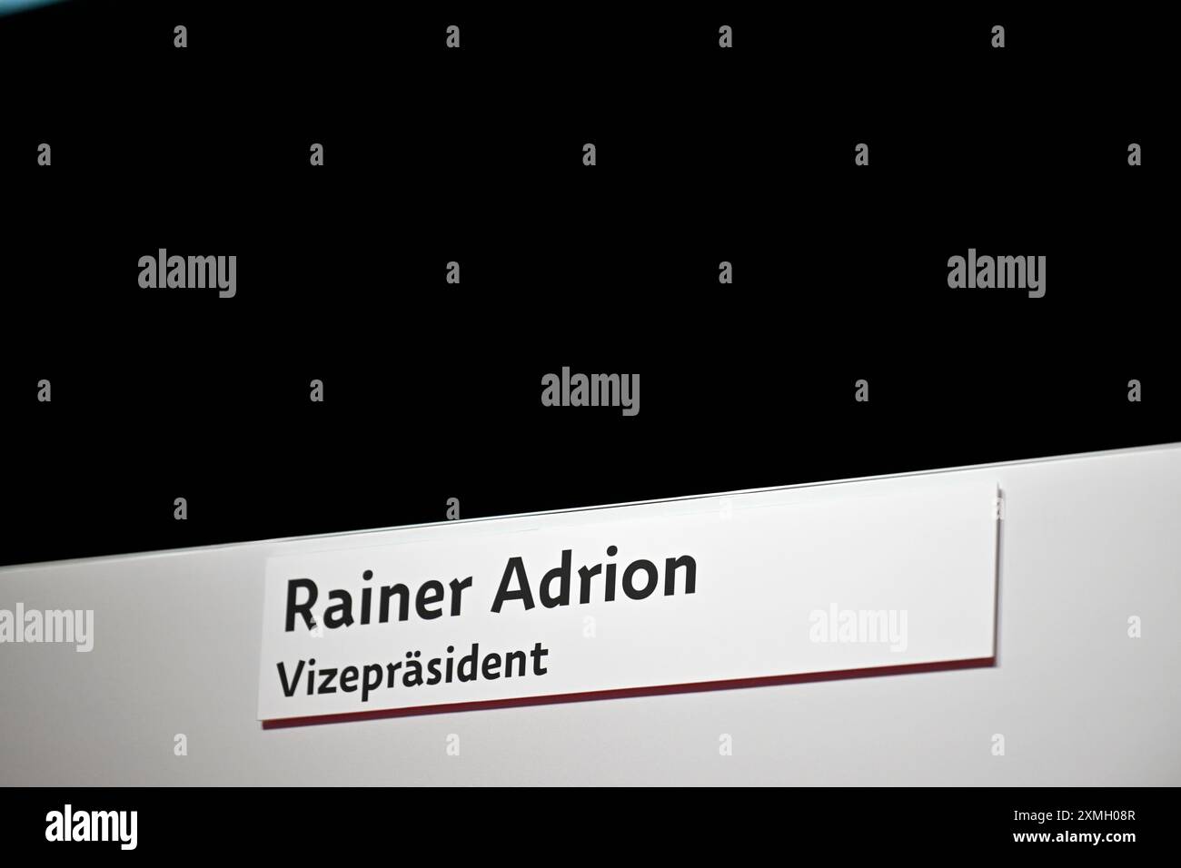Leerer Platz von Vizepraesident Aufsichtsratsmitglied Rainer Adrion VfB Stuttgart nach dessen Abwahl VfB Stuttgart Mitgliederversammlung 2024 28.07.2024 LE NORMATIVE DFL VIETANO QUALSIASI USO DI FOTOGRAFIE COME SEQUENZE DI IMMAGINI E/O QUASI-VIDEO Foto Stock