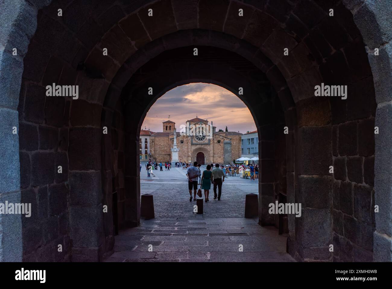 Vista di Plaza del Mercado grande e della Chiesa Apostolica di San Pedro attraverso la porta dell'Alcazar ad Avila, Castilla y Leon, Spagna. Foto Stock