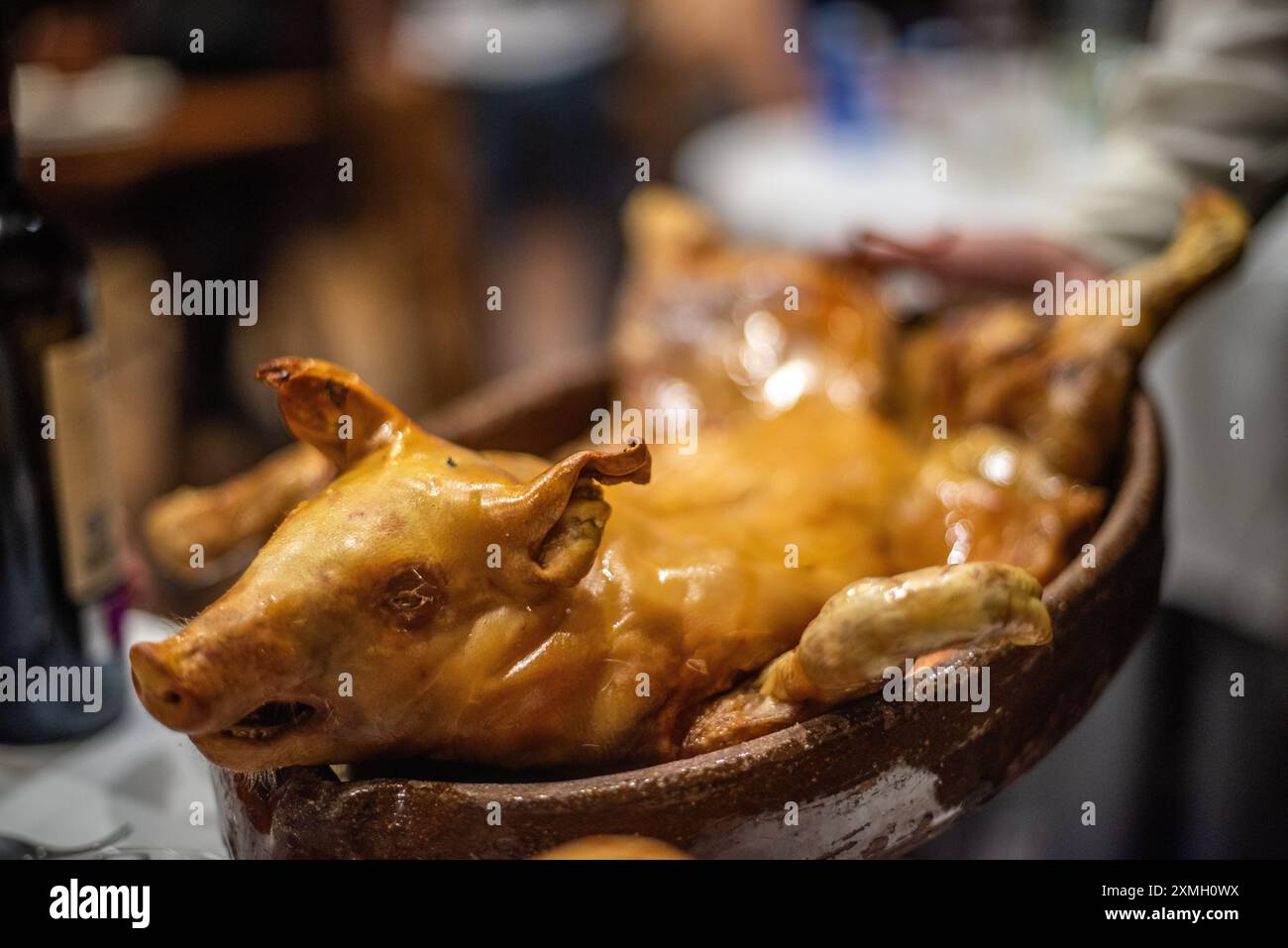 Delizioso e tradizionale piatto di maiale arrosto conosciuto come Cochinillo al Horno, una specialità culinaria di Segovia, Castilla y Leon, Spagna. Foto Stock