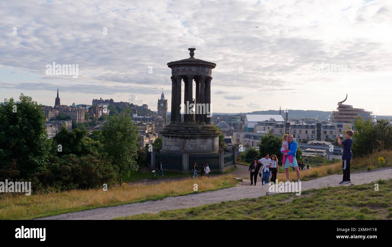 Dugald Stewart Monument su Calton Hill con vista su Edimburgo, capitale della Scozia, 27 luglio 2024 Foto Stock