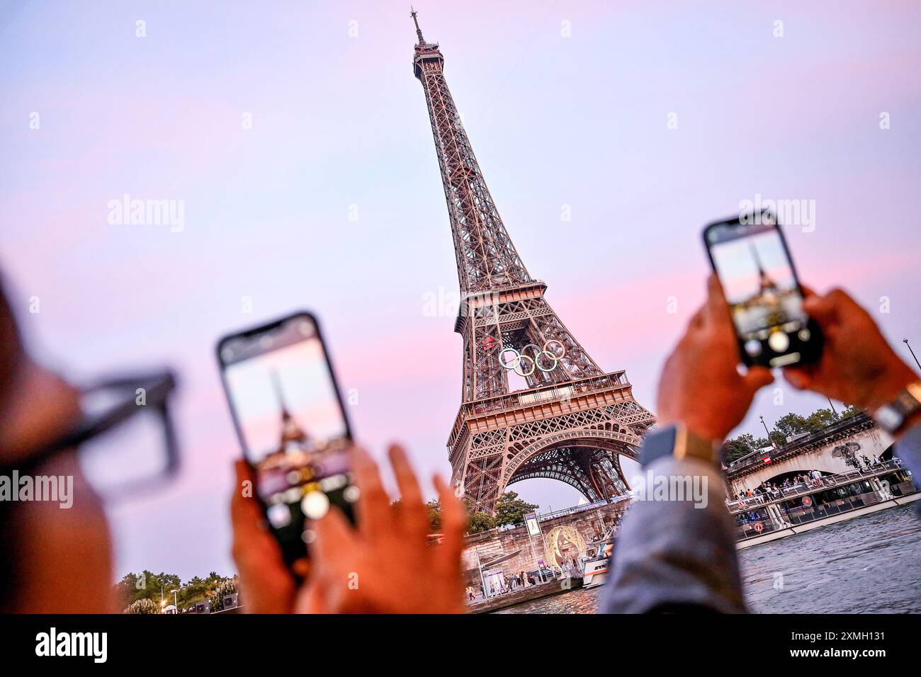 Parigi, Francia. 27 luglio 2024. Tour Eiffel durante i XXXIII Giochi Olimpici di Parigi 2024 sulla Senna a Parigi (Francia), 27 luglio 2024. Crediti: Insidefoto di andrea staccioli/Alamy Live News Foto Stock