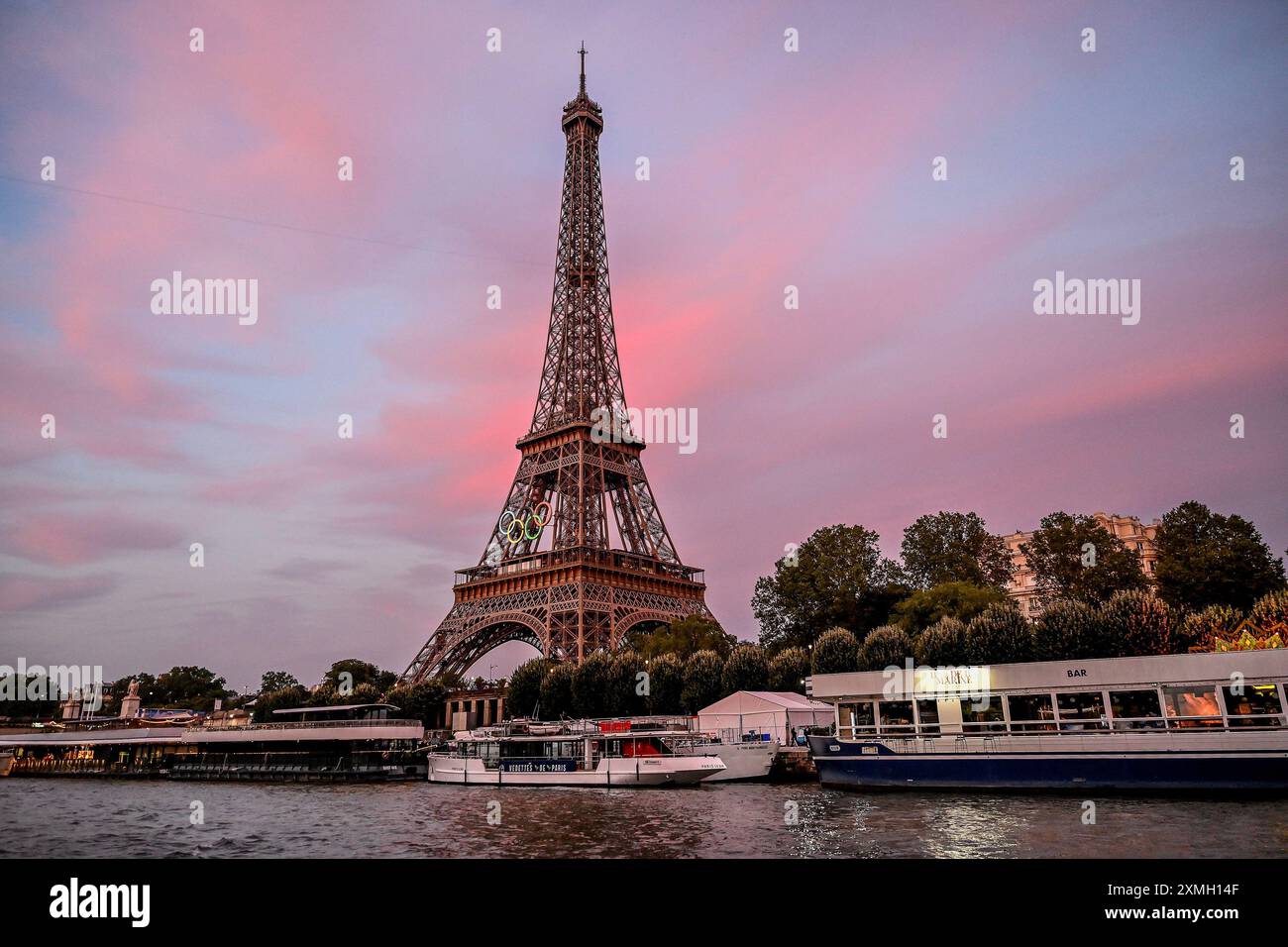 Parigi, Francia. 27 luglio 2024. Tour Eiffel durante i XXXIII Giochi Olimpici di Parigi 2024 sulla Senna a Parigi (Francia), 27 luglio 2024. Crediti: Insidefoto di andrea staccioli/Alamy Live News Foto Stock