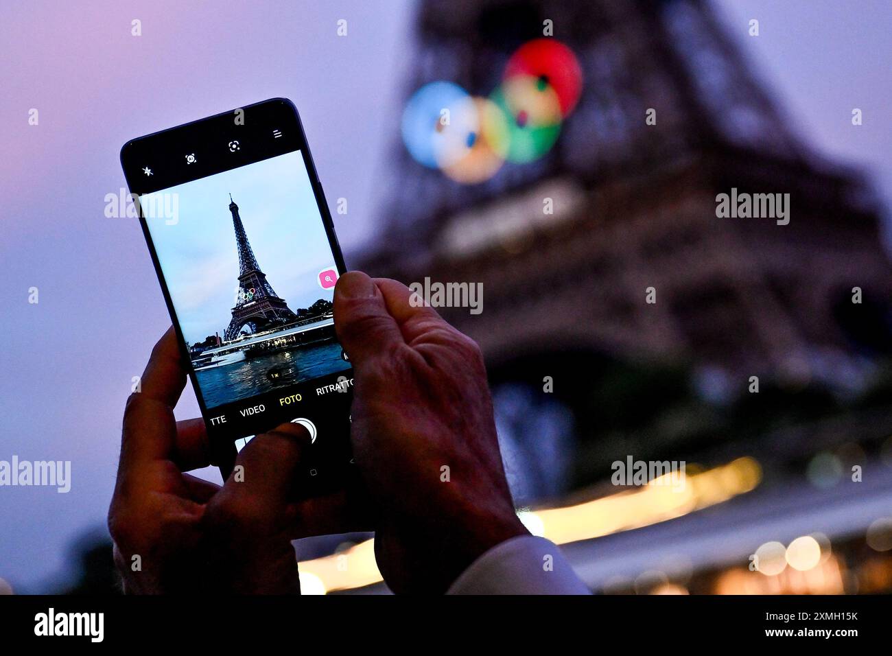 Parigi, Francia. 27 luglio 2024. Tour Eiffel durante i XXXIII Giochi Olimpici di Parigi 2024 sulla Senna a Parigi (Francia), 27 luglio 2024. Crediti: Insidefoto di andrea staccioli/Alamy Live News Foto Stock