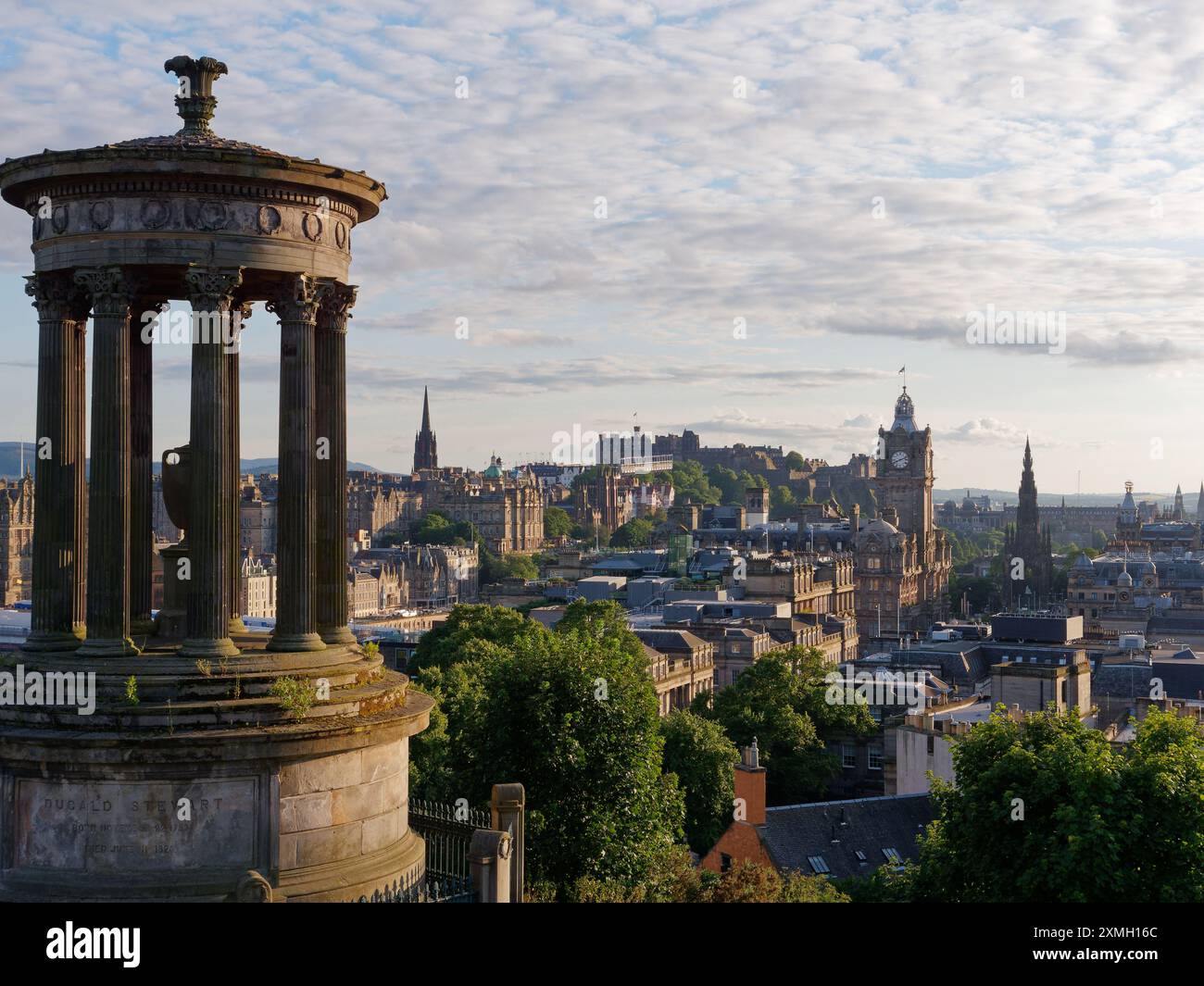 Dugald Stewart Monument su Calton Hill con vista su Edimburgo e il suo castello, capitale della Scozia, 27 luglio 2024 Foto Stock