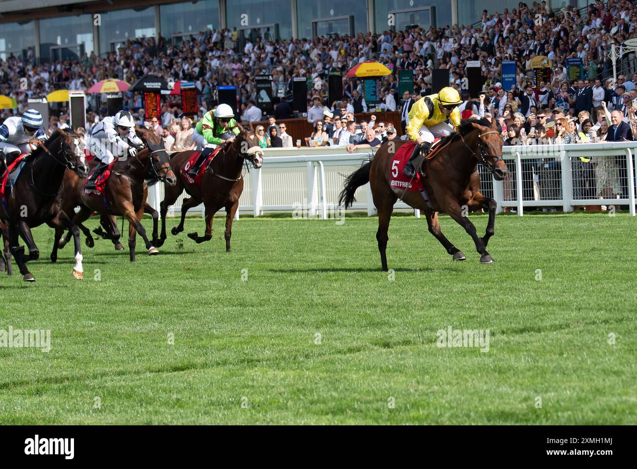 Ascot, Berkshire, Regno Unito. 27 luglio 2024. Il cavallo Elnajmm guidato dal fantino Tom Marquand vince la Betfred handicap Stakes al QIPCO King George Day all'Ascot Racecourse nel Berkshire. Proprietario Sheikh Ahmed al Maktoum, allenatore William Haggis, Newmarket, allevatore Godolphin. Crediti: Maureen McLean/Alamy Live News Foto Stock