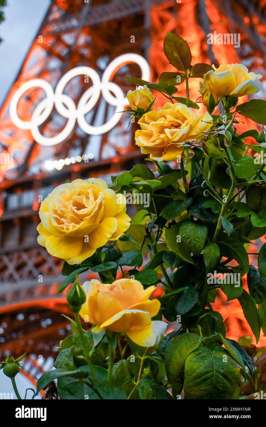 Parigi, Francia. 24 luglio 2024. Tour Eiffel durante i XXXIII Giochi Olimpici di Parigi 2024 sulla Senna a Parigi (Francia), 24 luglio 2024. Crediti: Insidefoto di andrea staccioli/Alamy Live News Foto Stock