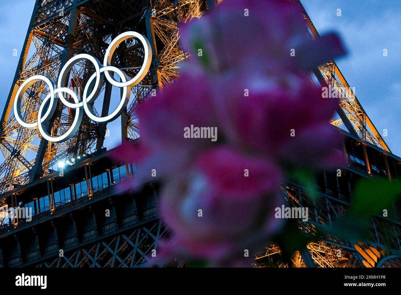 Parigi, Francia. 24 luglio 2024. Tour Eiffel durante i XXXIII Giochi Olimpici di Parigi 2024 sulla Senna a Parigi (Francia), 24 luglio 2024. Crediti: Insidefoto di andrea staccioli/Alamy Live News Foto Stock
