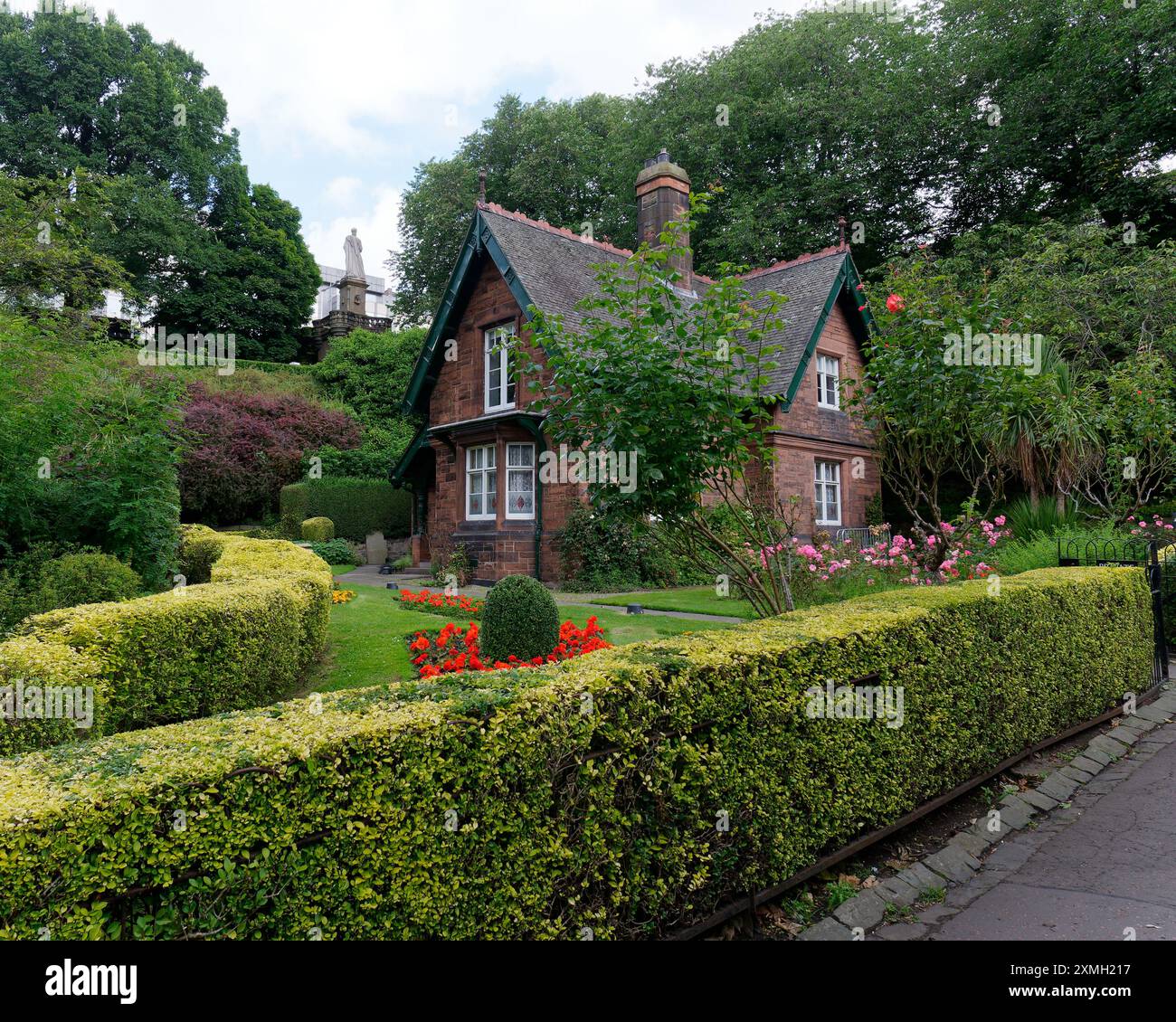 Pittoresco cottage con giardino e siepe all'interno dei Princes Street Gardens di Edimburgo, capitale della Scozia, 27 luglio 2024 Foto Stock