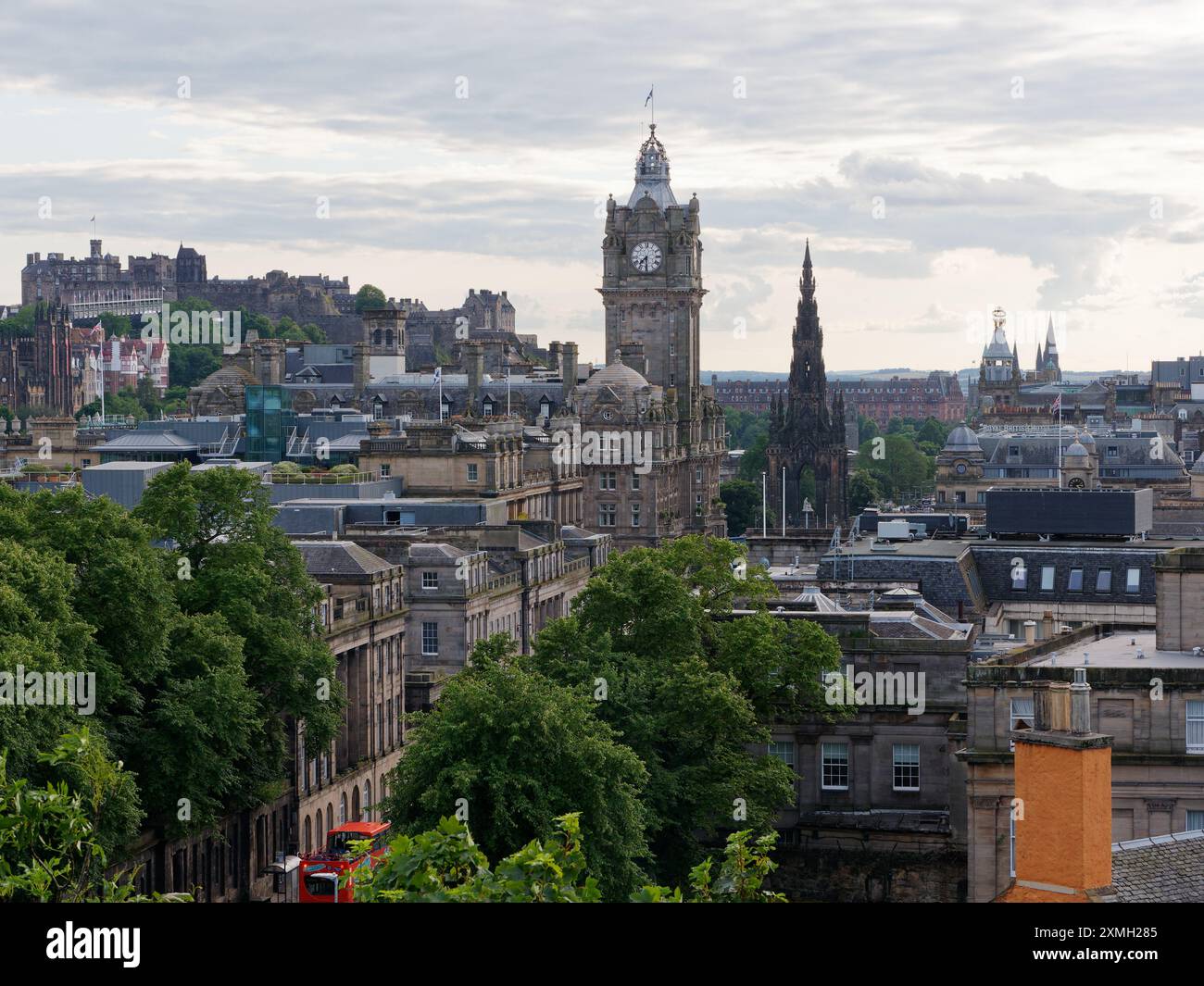 Paesaggio urbano di Edimburgo con Balmoral Hotel Clock Tower Centre e Castle Left, capitale della Scozia, 27 luglio 2024 Foto Stock
