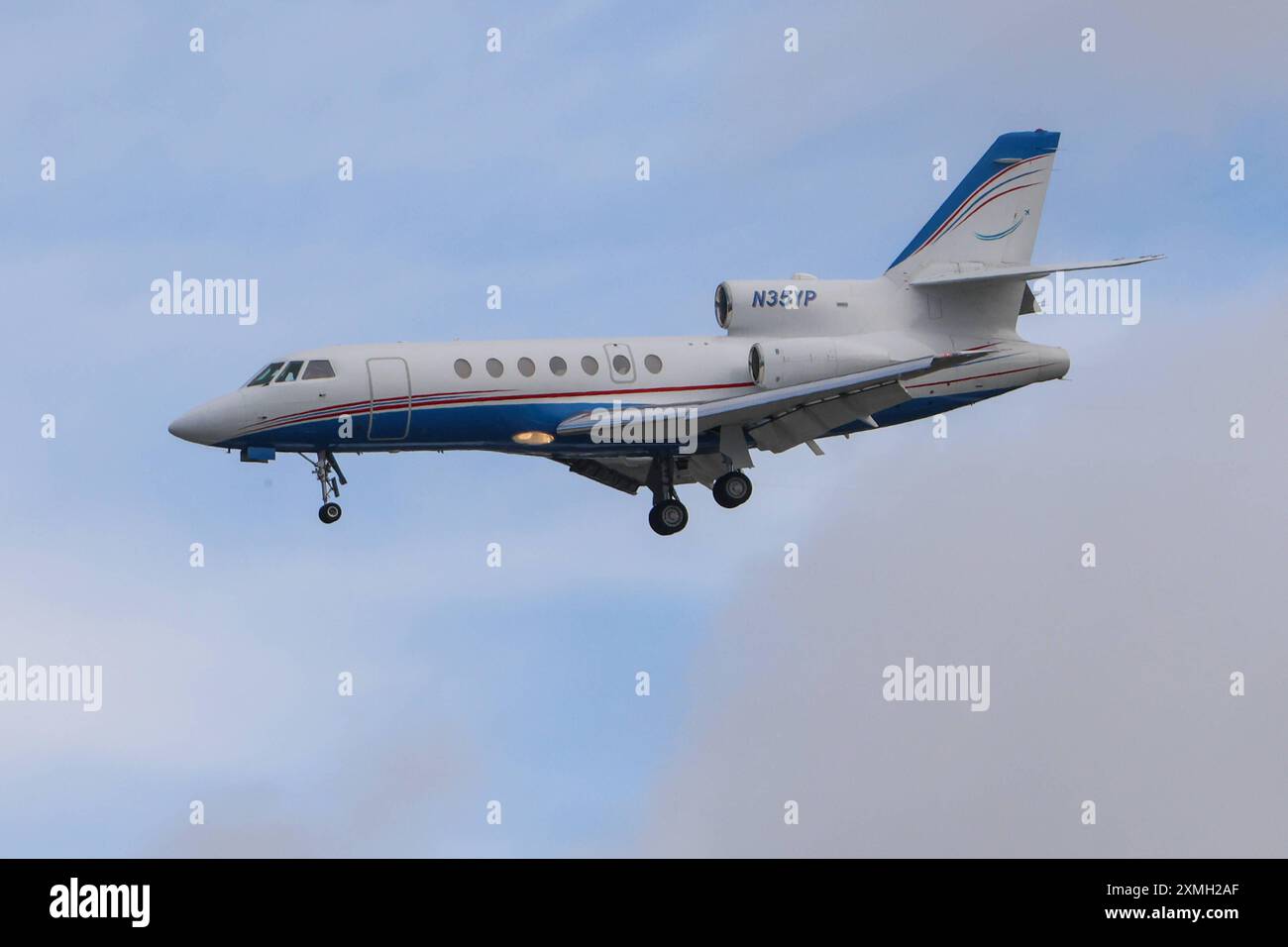 N35YP, DASSAULT-BREGUET FALCON 50 am San Diego International Airport SAN / KSAN San Diego, Kalifornien, USA, Vereinigte Staaten von Amerika, 21.02.2024 *** N35YP, DASSAULT BREGUET FALCON 50 presso San Diego International Airport SAN KSAN San Diego, California, USA, Stati Uniti d'America, 21 02 2024 Foto Stock