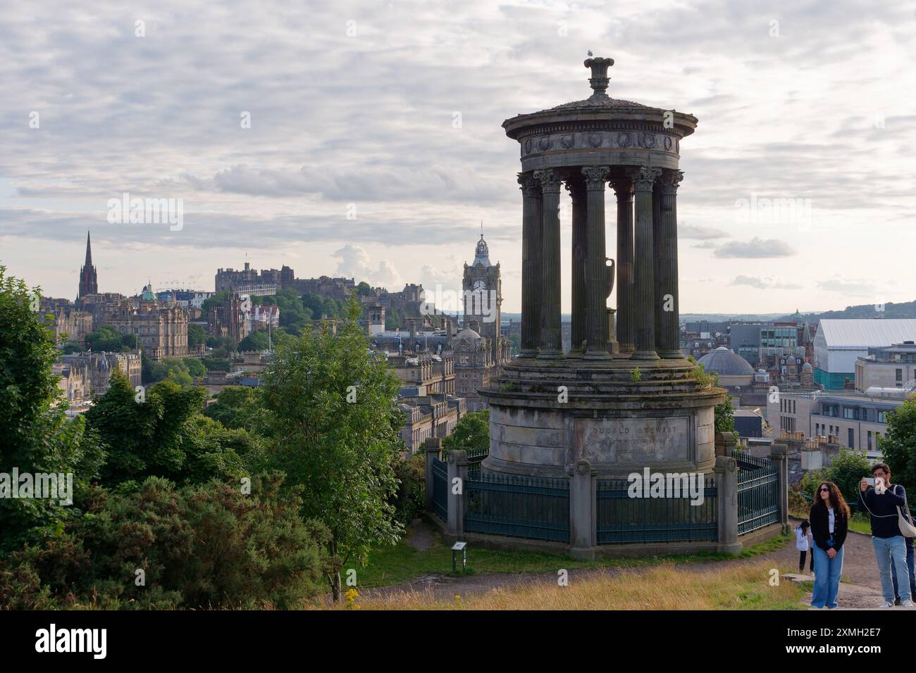 Dugald Stewart Monument su Calton Hill con vista su Edimburgo e il suo castello, capitale della Scozia, 27 luglio 2024 Foto Stock