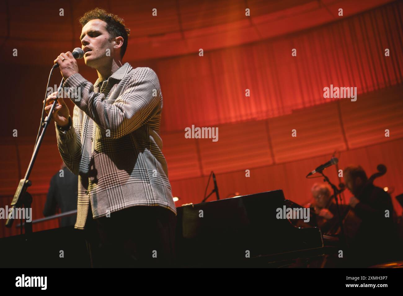 28 luglio 2024 - Gateshead, Regno Unito: Jordan Rakei peforms con Royal Northern Sinfonia come parte della BBC Proms 2024 al Glasshouse International Centre for Music di Gateshead. Crediti fotografici: Thomas Jackson / Alamy Live News Foto Stock